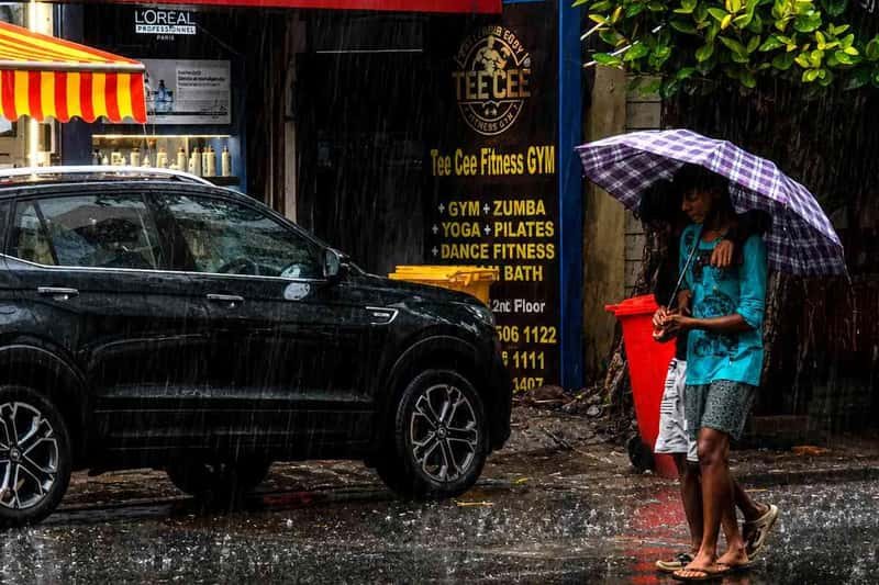 Weather Update: আচমকা হাওয়া বদল! মুষলধারে বৃষ্টি কলকাতায়, আজও মুহুর্মুহু বাজ সর্বত্র