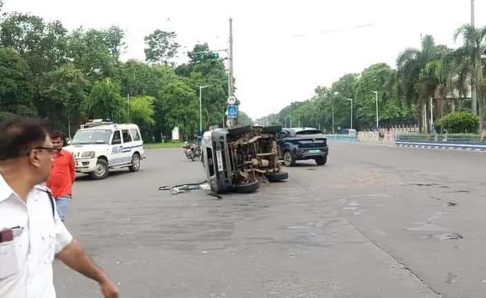 ফোর্ট উইলিয়ামের সামনে পুলকারে সজোরে ধাক্কা গাড়ির, আহত ৪, ভর্তি এসএসকেএমে