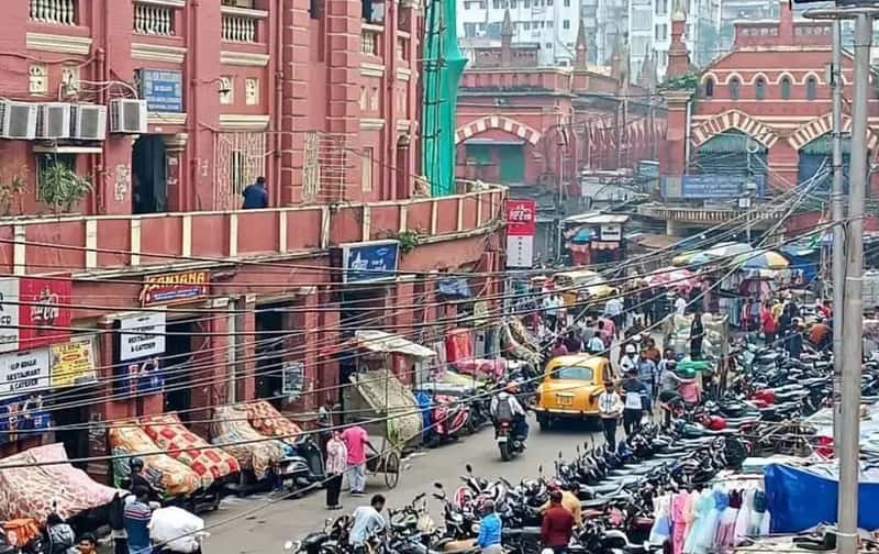 কলকাতার ৫৮টি ক্রসিংয়ে হকার নিয়ন্ত্রণ শুরু, এসআইআরে নাম না থাকলে মিলবে না ভেন্ডিং লাইসেন্স