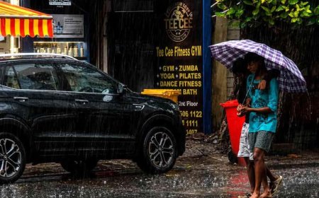 Weather Update: আচমকা হাওয়া বদল! মুষলধারে বৃষ্টি কলকাতায়, আজও মুহুর্মুহু বাজ সর্বত্র