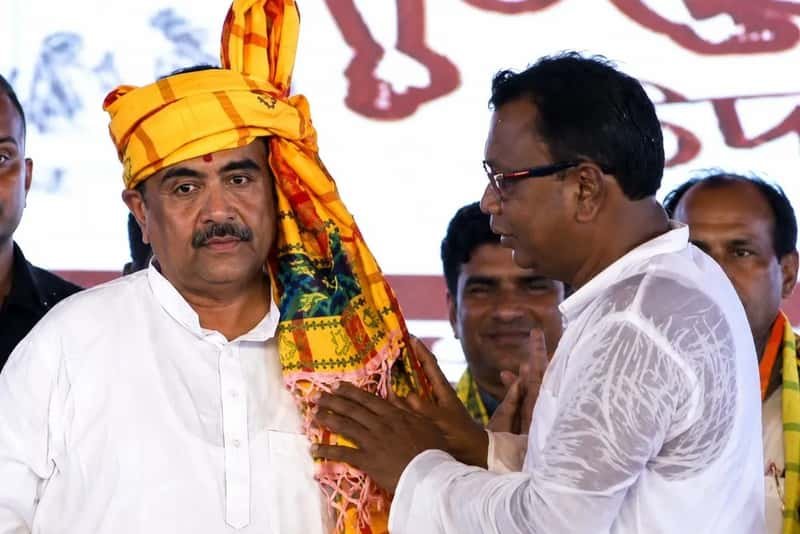 মুখ্যমন্ত্রীর মাথায় 'পাঞ্চি' বাঁধলেন জনজাতিরা! হুল দিবসে সেই হলদে পাগড়ির গুরুত্ব খুঁজল দ্য ওয়াল