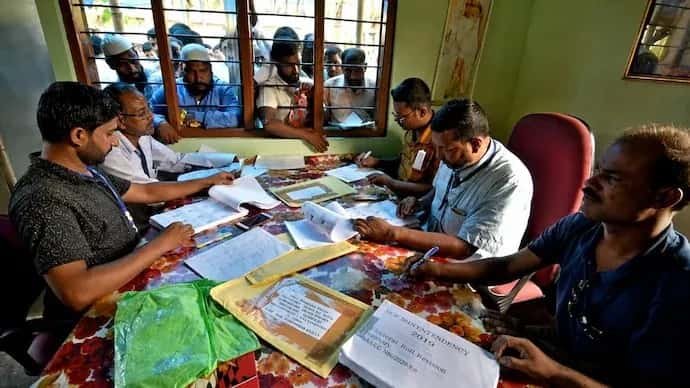 ১৫টি নথি কাজে এল না, নাগরিকত্ব প্রমাণে ব্যর্থ! অসমের বাসিন্দাকে শেষে ‘বিদেশি’ই বলল আদালত