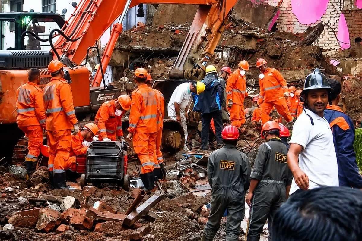 মহারাষ্ট্রের থানেতে বাড়ি ধসে মৃত ৬, ধ্বংসস্তূপে চাপা পড়ে বহু, বৃষ্টিতে বিঘ্ন উদ্ধার কাজ