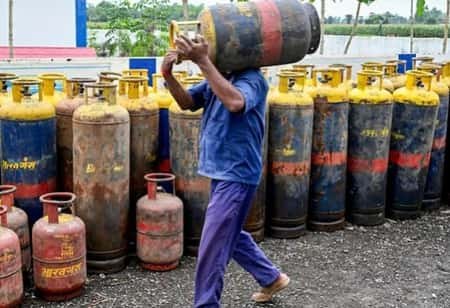 LPG Price Cut: এক ধাক্কায় অনেকটা সস্তা হল বাণিজ্যিক গ্যাস সিলিন্ডার, কলকাতায় নতুন দাম কত?