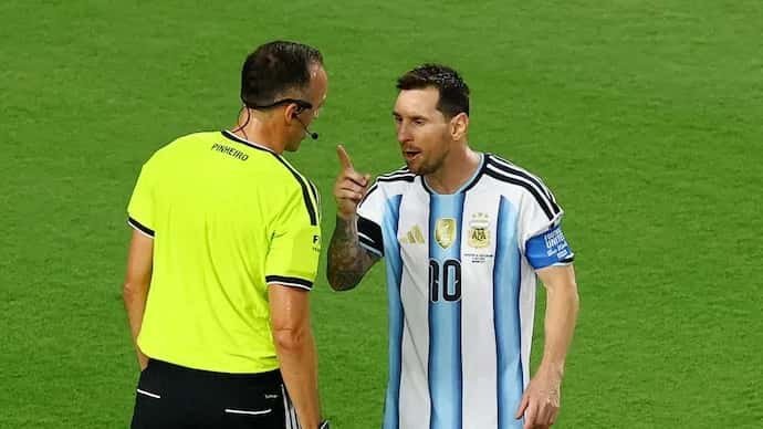 World Cup 2026: ‘ঠিকভাবে কথা বলুন, অপমান করবেন না!’ রেফারিকে ‘ভব্যতার পাঠ’ শেখালেন মেসি