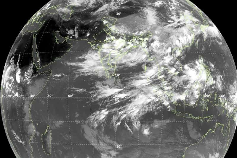 দাবদাহ কাটিয়ে বর্ষার ‘কামব্যাক’, মেঘের চাদরে ঢাকল উত্তর ভারত! ইসরোর উপগ্রহ চিত্রে ধরা পড়ল ছবি