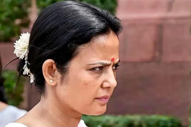 ‘জেলায় এসপি যেন বিজেপির সভাপতি আর ব্লকে কাজ করছে ওসি’, মহুয়ার দাবি বাংলা এখন ‘পুলিশ স্টেট’