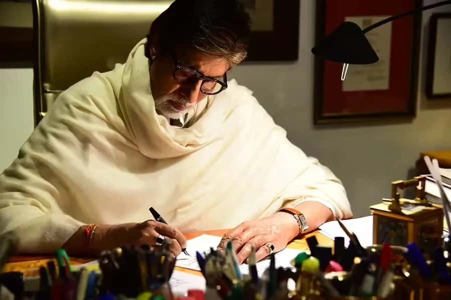 জুহুর বাড়িতে জল, তবু রবিবারের সাক্ষাৎ বন্ধ নয়! অনুরাগীদের ভালবাসায় মুগ্ধ অমিতাভ