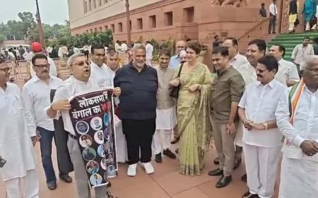 ‘২০ গদ্দার’ পোস্টার ঝুলিয়ে সংসদ চত্বরে কল্যাণ, দেখতে এসে মমতা-কংগ্রেস প্রসঙ্গ ঝালিয়ে নিলেন প্রিয়ঙ্কা