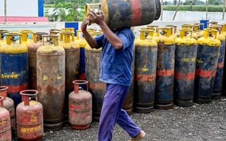 LPG Price Cut: এক ধাক্কায় অনেকটা সস্তা হল বাণিজ্যিক গ্যাস সিলিন্ডার, কলকাতায় নতুন দাম কত?