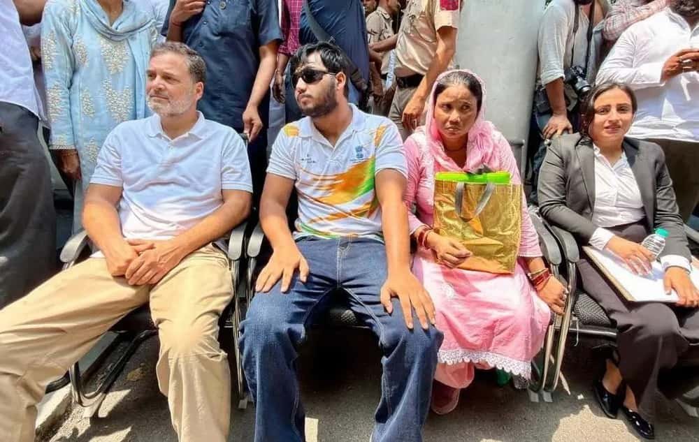 ‘FIR না হওয়া পর্যন্ত উঠব না’, যন্তর মন্তরে পেলেট গান চালানোর প্রতিবাদে দিল্লিতে ধরনায় বসলেন রাহুল