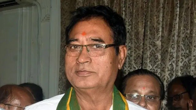 नेताजी पर विवादित बयान के बाद घिरे अनंत महाराज, ‘बंग विभूषण’ सम्मान वापस होने पर मांगी माफी
