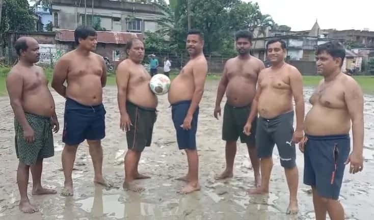 ফুটবল খেলবেন? ৪২ ইঞ্চি ভুঁড়ি কিন্তু মাস্ট! অভিনব গণপতি প্রতিযোগিতা নিউ ব্যারাকপুরে