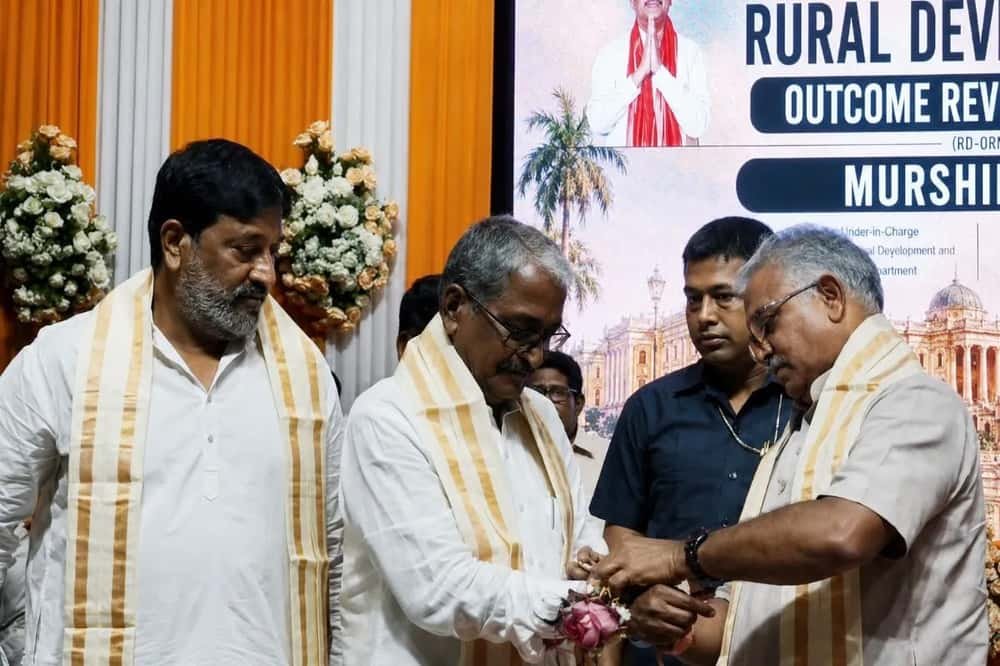 'বন্দে মাতরম লিখেছেন কবিগুরু, সেই বাংলায় গাওয়া না-হলে...', দুই 'বিদ্রোহী'র হাতে রাখি বেঁধে বললেন দিলীপ