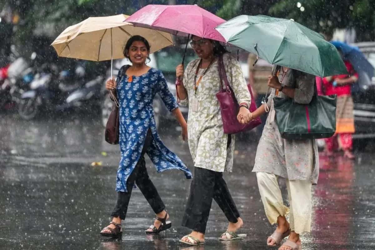 Weather: ভোর থেকেই বৃষ্টি কলকাতায়! পাহাড়ে ধসের আশঙ্কা, দক্ষিণেও হলুদ সতর্কতা, কতদিন থাকবে এমন আবহাওয়া?