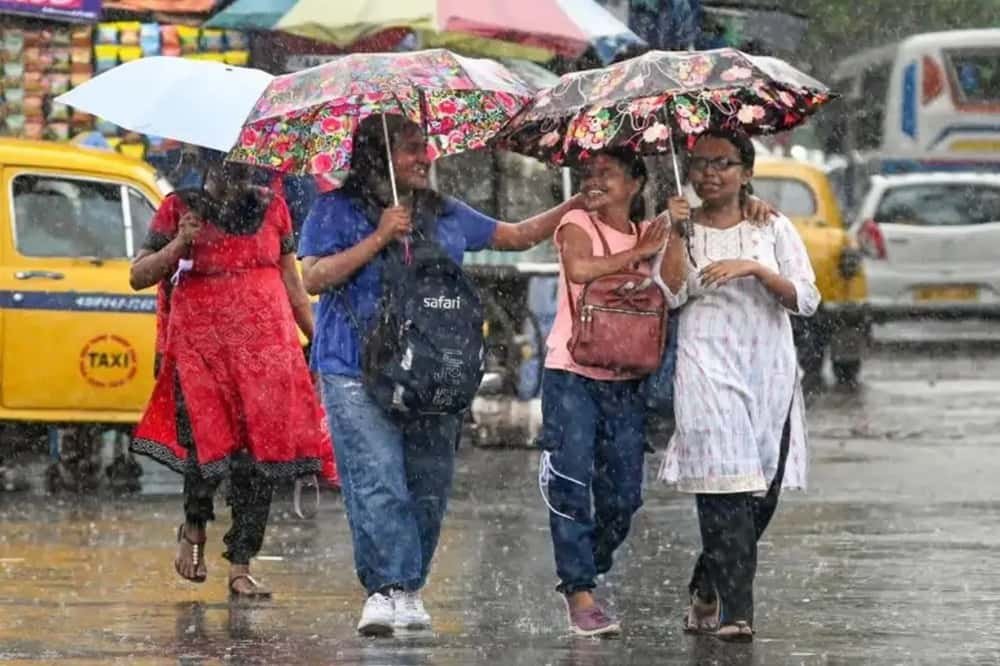 নিম্নচাপ সরে গেলেও স্বস্তি নেই, বুধবারও ঝড়-বৃষ্টির ভ্রুকুটি বাংলায়, উত্তরে দাপট বেশি