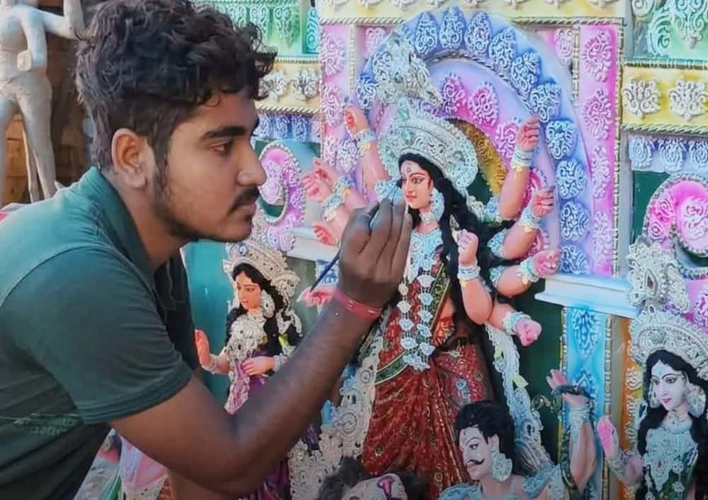পড়াশোনা সামলেই মূর্তি গড়েন, জাপানের পথে কৃষ্ণনগরের তরুণ শিল্পী অগ্নিভ পালের দুর্গাপ্রতিমা