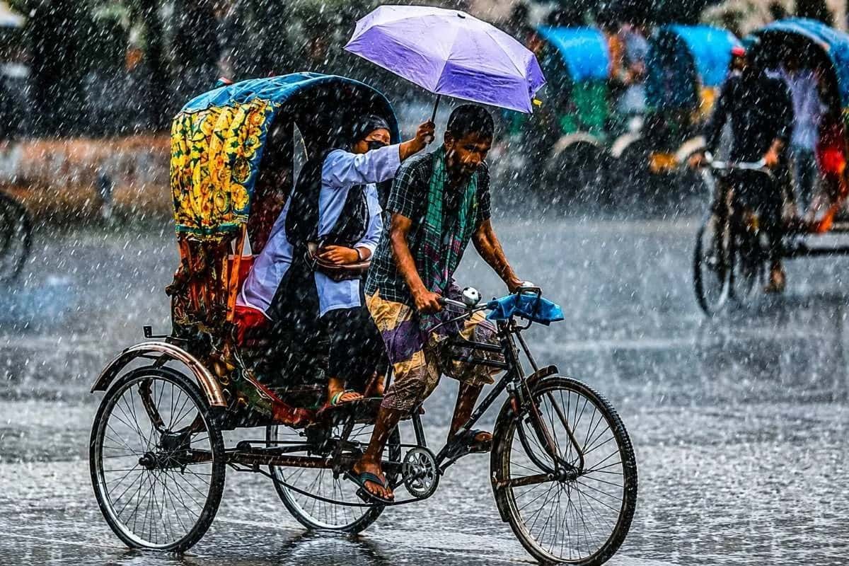 সকাল হতেই মুষলধারে বৃষ্টিতে ভিজছে শহর! দক্ষিণবঙ্গে রবিবার পর্যন্ত ঝোড়ো হাওয়ার সতর্কতা