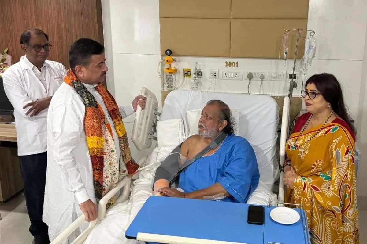 হাসপাতালে চিকিৎসাধীন মিঠুন চক্রবর্তী; দেখতে এলেন মুখ্যমন্ত্রী শুভেন্দু অধিকারী