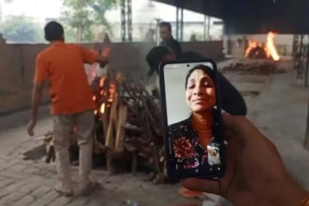 বৃদ্ধাশ্রমে মৃত্যু বাবার, ভিডিও কলে শেষকৃত্য দেখলেন তিন মেয়ে! পাঠালেন ৫,১০০ টাকা