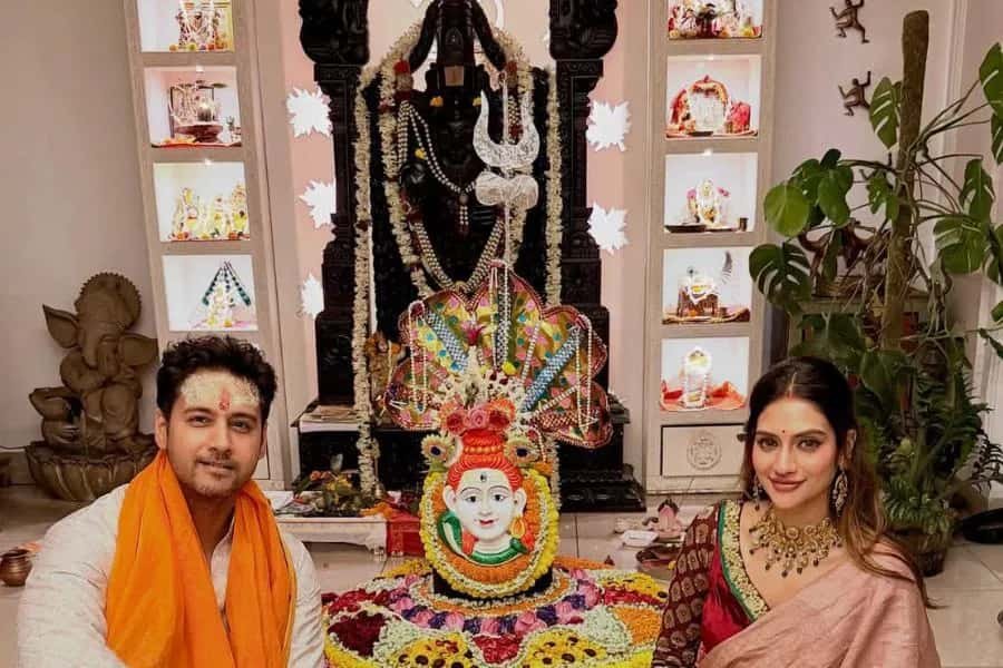 গেরুয়া উত্তরীয়তে যশ, পাশে বসে নুসরত, বিশেষ মুহূর্তে চোখ নেটিজেনদের