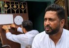 ‘টাকা পেলেন তো?’ শিলিগুড়িতে বাড়ি বাড়ি ঘুরে ‘অন্নপূর্ণাদের’ দরজায় ‘গর্বিত’ স্টিকার সাঁটলেন শঙ্কর ঘোষ