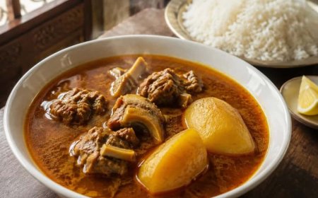 হারিয়ে যাচ্ছে বাঙালির পাতলা খাসির ঝোল! বড় আলু আর গরম ভাতে ফিরুক রবিবারের ছোটবেলা