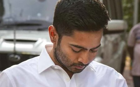 ক্যামাক স্ট্রিট কাণ্ড: অভিষেকের বিরুদ্ধে পুরকর্মীদের গায়ে হাত দেওয়া ও সরকারি কাজে বাধা দেওয়ার অভিযোগ