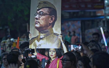 ঋতুপর্ণার হাতে নেতাজির ছবি, রাতের কলকাতার রাজপথে মহিলাদের স্বাধীনতার মিছিল