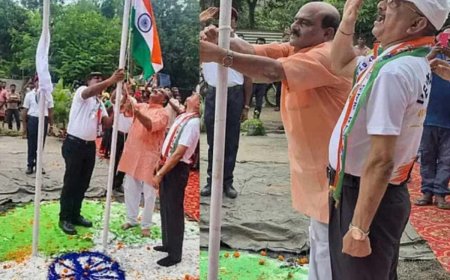 স্বাধীনতা দিবসে জাতীয় পতাকার রঙ্গোলিতে দাঁড়িয়ে পতাকা উত্তোলন! বিতর্কে গড়বেতার বিজেপি বিধায়ক