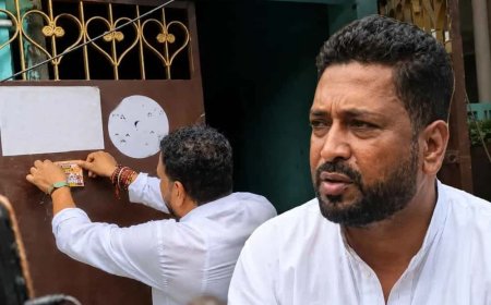 ‘টাকা পেলেন তো?’ শিলিগুড়িতে বাড়ি বাড়ি ঘুরে ‘অন্নপূর্ণাদের’ দরজায় ‘গর্বিত’ স্টিকার সাঁটলেন শঙ্কর ঘোষ