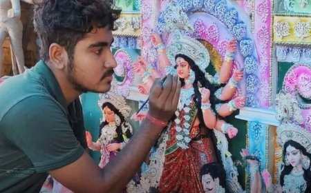 পড়াশোনা সামলেই মূর্তি গড়েন, জাপানের পথে কৃষ্ণনগরের তরুণ শিল্পী অগ্নিভ পালের দুর্গাপ্রতিমা