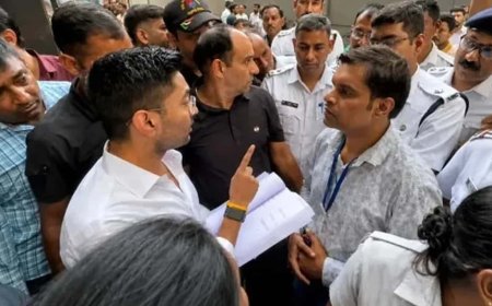 ‘বিজেপির বাবারা মাইনে দেয় না!’ ক্যামাক স্ট্রিটের দফতরে বিলবোর্ড খোলায় পুলিশ-পুরকর্মীদের তোপ অভিষেকের