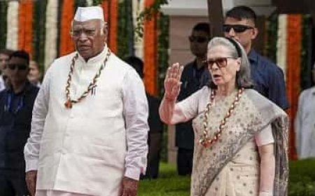 খাড়্গে, সনিয়ার‌ নিষেধ সত্ত্বেও কংগ্রেস সদর দফতরে স্বাধীনতা দিবসের অনুষ্ঠানে বন্দে মাতরম পুরোটা গাওয়া হল