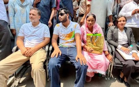 ‘FIR না হওয়া পর্যন্ত উঠব না’, যন্তর মন্তরে পেলেট গান চালানোর প্রতিবাদে দিল্লিতে ধরনায় বসলেন রাহুল