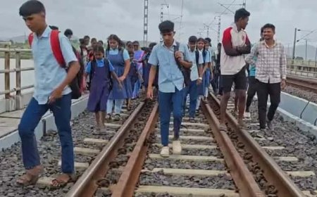 স্কুলে যাওয়ার রাস্তা বলে কিছু নেই, প্রাণের ঝুঁকি নিয়ে রেললাইন পারাপারই নিয়তি পালঘরের গ্রামের পড়ুয়াদের