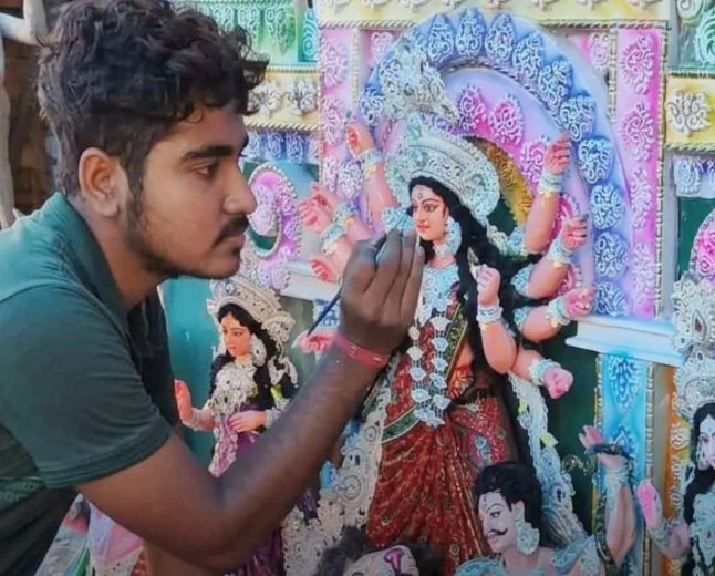 পড়াশোনা সামলেই মূর্তি গড়েন, জাপানের পথে কৃষ্ণনগরের তরুণ শিল্পী অগ্নিভ পালের দুর্গাপ্রতিমা
