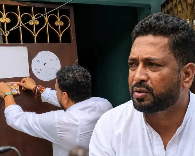 ‘টাকা পেলেন তো?’ শিলিগুড়িতে বাড়ি বাড়ি ঘুরে ‘অন্নপূর্ণাদের’ দরজায় ‘গর্বিত’ স্টিকার সাঁটলেন শঙ্কর ঘোষ