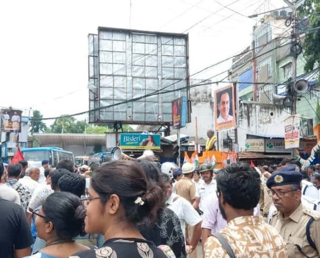 যাদবপুর কাণ্ড: ৮বি-তে এসএফআই-এর জমায়েত! থানা থেকে এবিভিপি এগোলেই প্রতিরোধের হুঁশিয়ারি বাম ছাত্র সংগঠনের