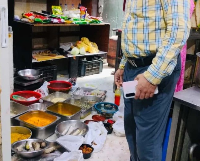 মালদহের ২৫ রেস্তরাঁয় খাদ্য সুরক্ষা দফতরের আচমকা হানা! মিলল পচা খাবার, কড়া ব্যবস্থার বার্তা ডিএমের