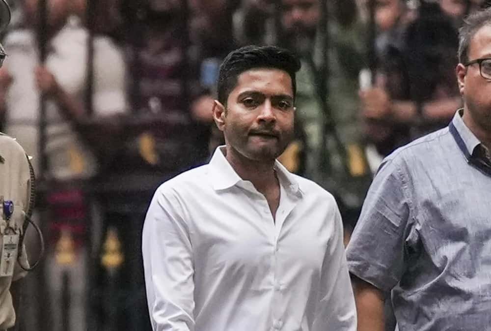 ক্যামাক স্ট্রিটকাণ্ডে নোটিস মেনে হাজিরা অভিষেকের, বৃষ্টি মাথায় পৌঁছলেন শেক্সপিয়ার সরণী থানায়