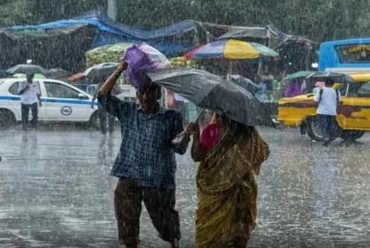 শনিবারের পর রবিবারেও মেঘলা আকাশ! কলকাতা সহ দক্ষিণবঙ্গে হালকা থেকে মাঝারি বৃষ্টির পূর্বাভাস