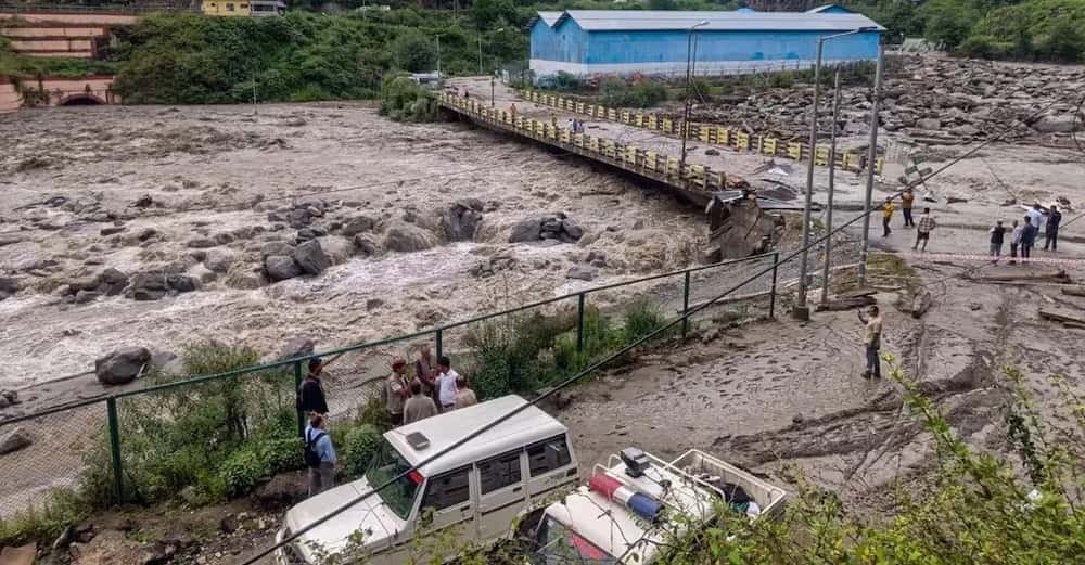 অতিবৃষ্টিতে ফুঁসছে গঙ্গা-যমুনা! উত্তরাখণ্ড ও উত্তরপ্রদেশের একাধিক জেলায় জারি লাল-কমলা সতর্কতা