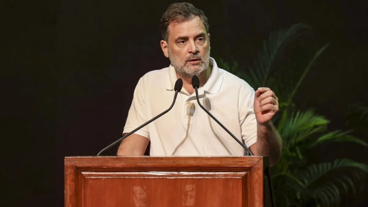 SIR विवाद पर सियासी घमासान, राहुल-केजरीवाल-अखिलेश ने EC पर उठाए सवाल