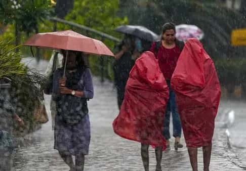 উইকেন্ডে ভারী বৃষ্টির পূর্বাভাস! উত্তর থেকে দক্ষিণে কোথায় কতটা ভিজবে বাংলা?