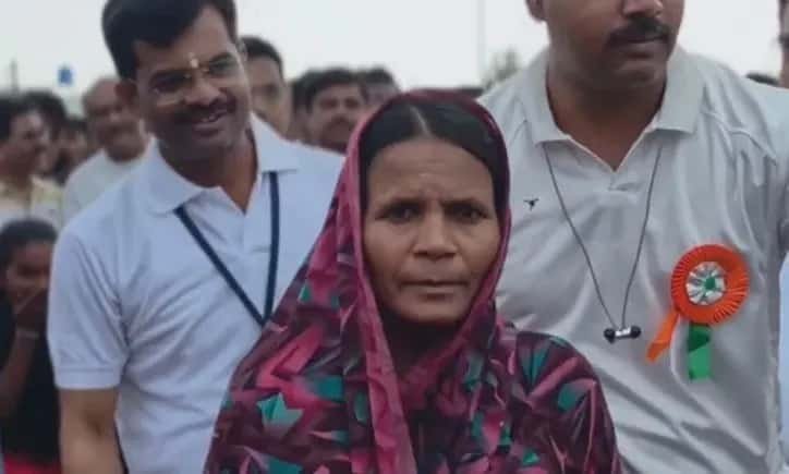 মেয়ের পড়ার খরচের জন্য শাড়ি পরে খালি পায়ে ম্যারাথন জয়, দামি জুতো পরা তরুণদের পিছনে ফেললেন সহজেই