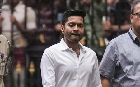 ক্যামাক স্ট্রিটকাণ্ডে নোটিস মেনে হাজিরা অভিষেকের, বৃষ্টি মাথায় পৌঁছলেন শেক্সপিয়ার সরণী থানায়