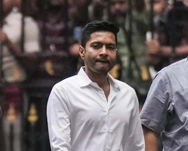 ক্যামাক স্ট্রিটকাণ্ডে নোটিস মেনে হাজিরা অভিষেকের, বৃষ্টি মাথায় পৌঁছলেন শেক্সপিয়ার সরণী থানায়