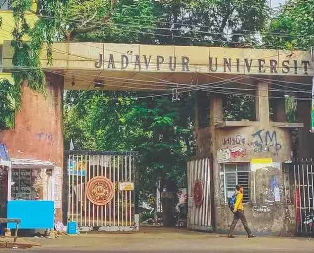 'মুসোলিনি কো দে দি আজাদি, আরএসএস কো ভি দেঙ্গে আজাদি', যাদবপুর বিশ্ববিদ্যালয়ের দেওয়ালে ফের বিতর্কিত স্লোগান