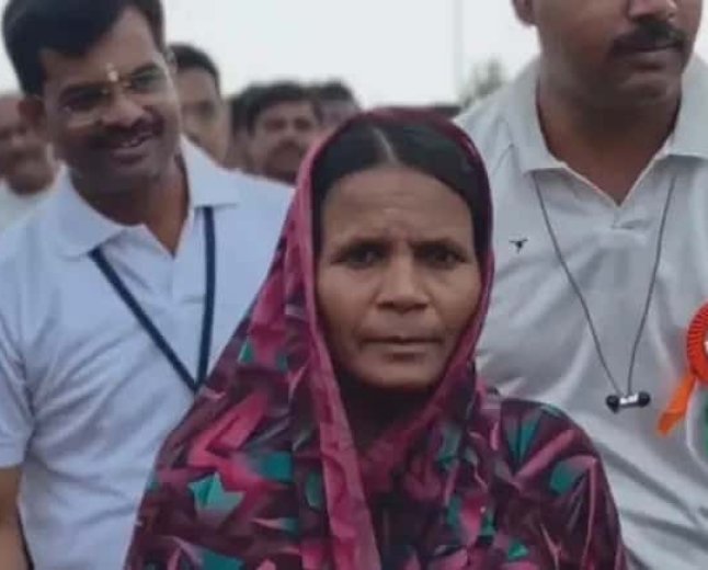 মেয়ের পড়ার খরচের জন্য শাড়ি পরে খালি পায়ে ম্যারাথন জয়, দামি জুতো পরা তরুণদের পিছনে ফেললেন সহজেই